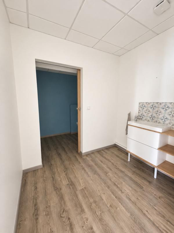 A PAREMPUYRE - Local de 81 m² avec parkings