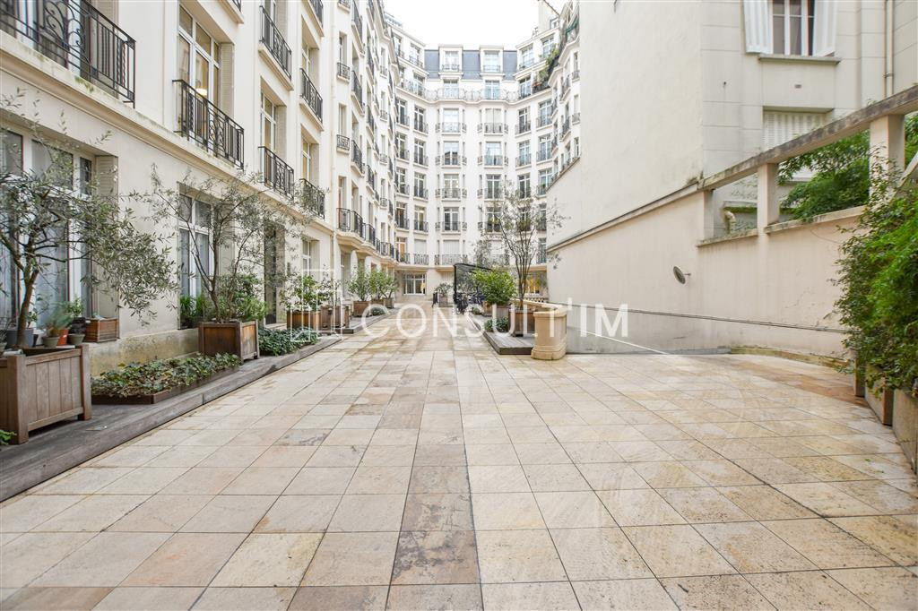 Dans un immeuble ancien de bon standing avenue Hoche