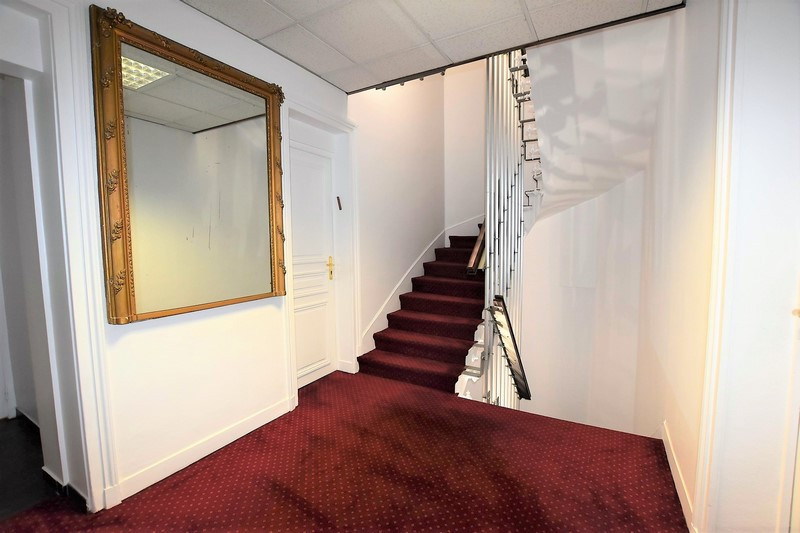 A deux pas du métro Porte de Champerret, bureaux entièrement rénovés