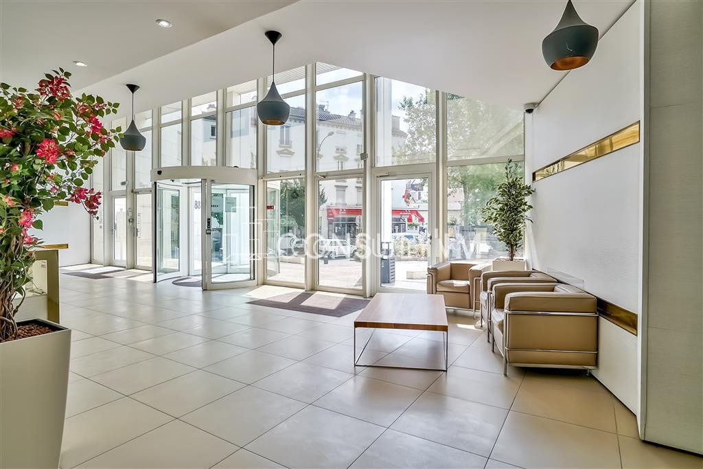 A louer bureaux rénovés dans immeuble de grand standing , proche du métro Mairie d'Issy, ligne 12