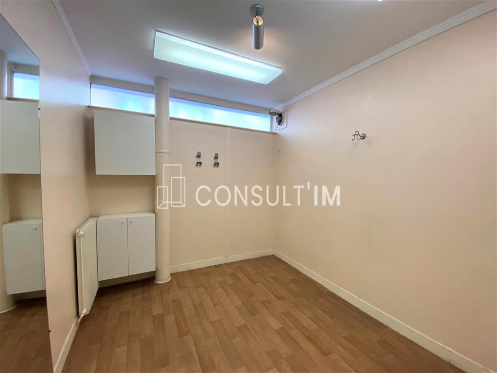 Dans le 16eme arrondissement, bureaux en rez-de-chaussée à louer