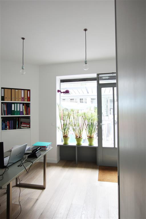 Bureaux modernes en bon état, câblés, calmes et lumineux