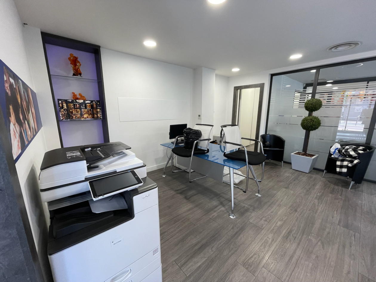 VENTE MURS COMMERCIAUX - LOCAL D'ANGLE A 100 M DE LA MER