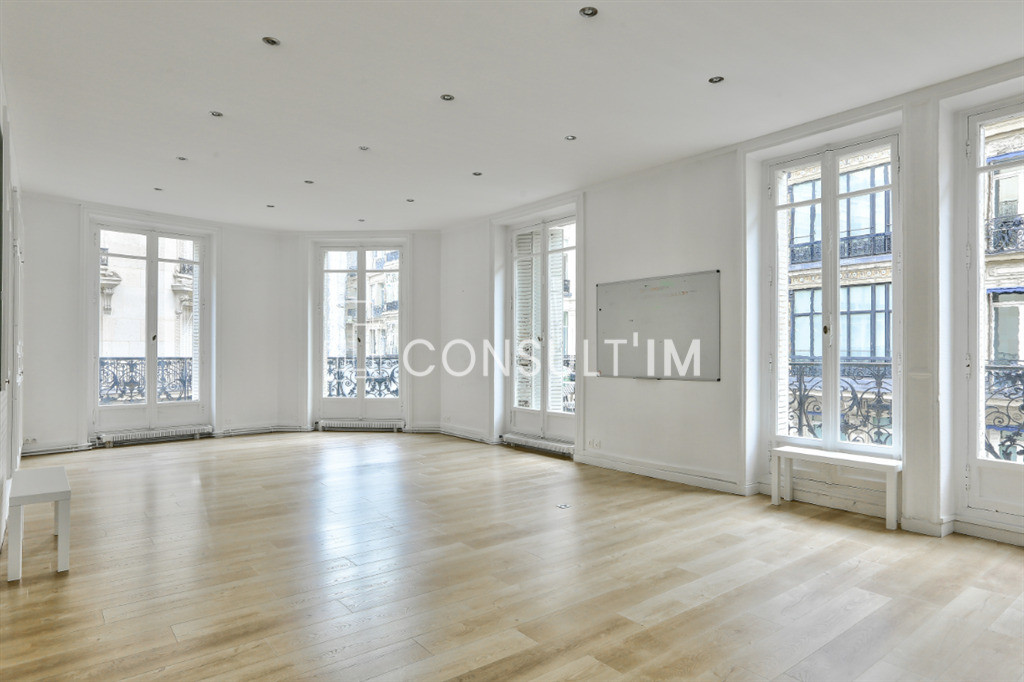 Au coeur du Triangle d'Or, bureaux en très bon état avec parquet moulures et cheminées