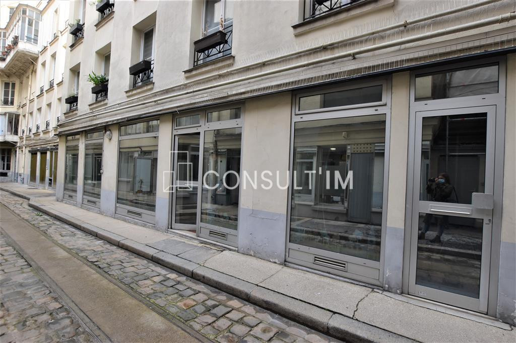 Bureaux en RDC donnant sur cour pavée