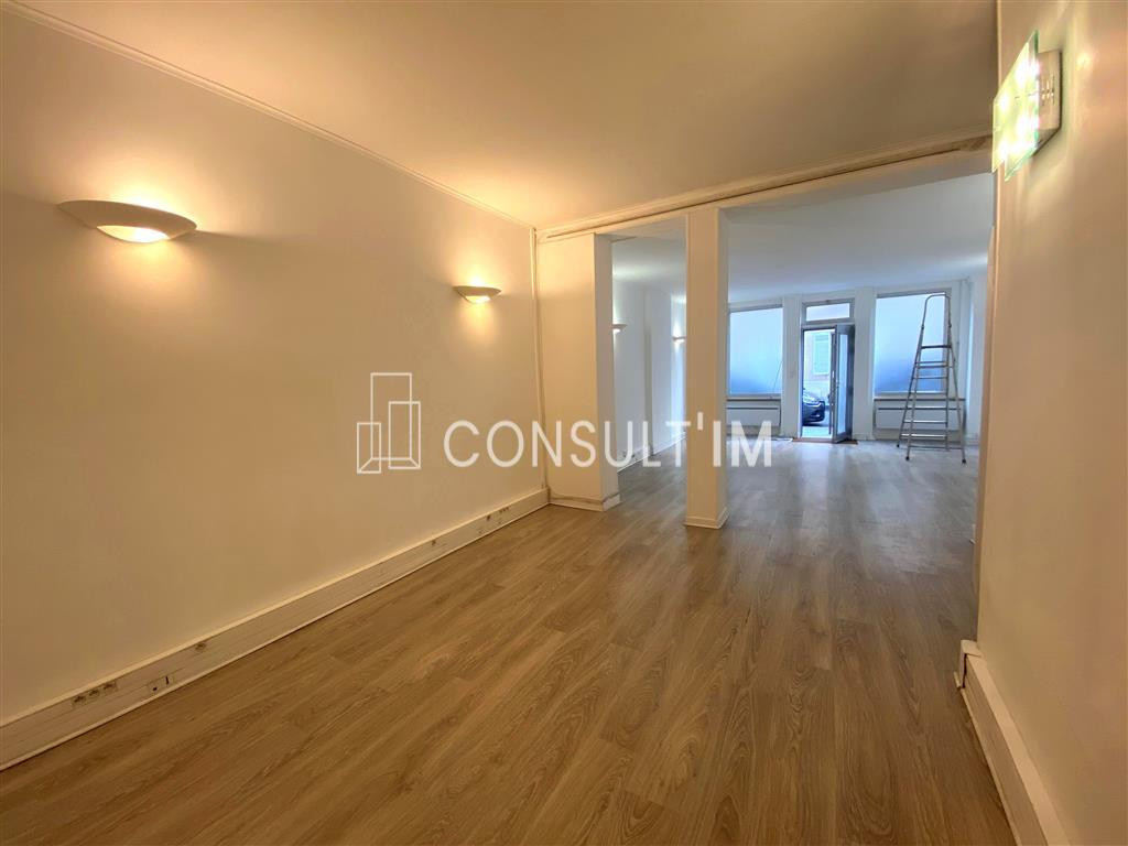 Agréable bureaux sur rue avec entrée indépendante