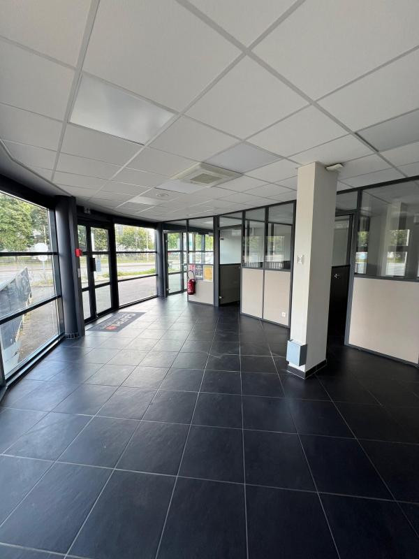 BUREAUX COMMERCIAUX 60 M²  EN PARFAIT ETAT SUR RN20