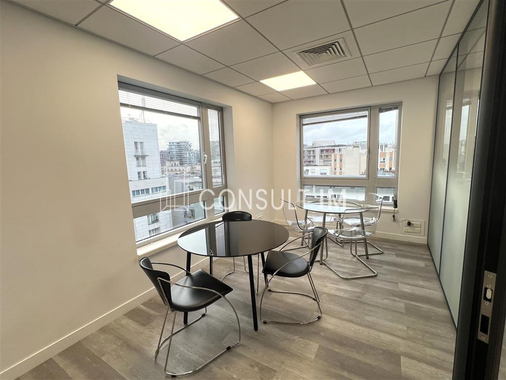 A proximité du métro Brochant à louer bureaux de 340 m² lumineux