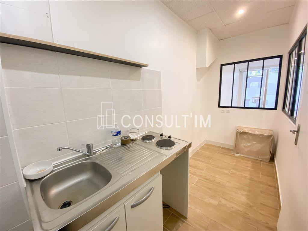 Métro Saint Georges, à louer boutique de 33m²