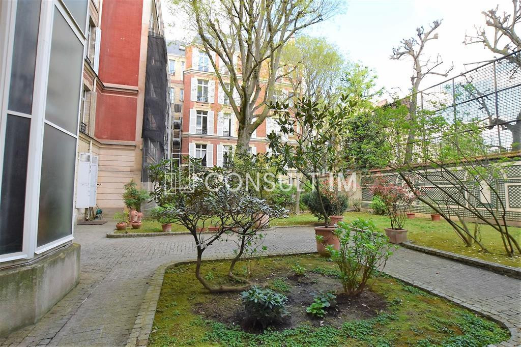 Rue de Bellechasse, bureaux très agréable sur cour arborée