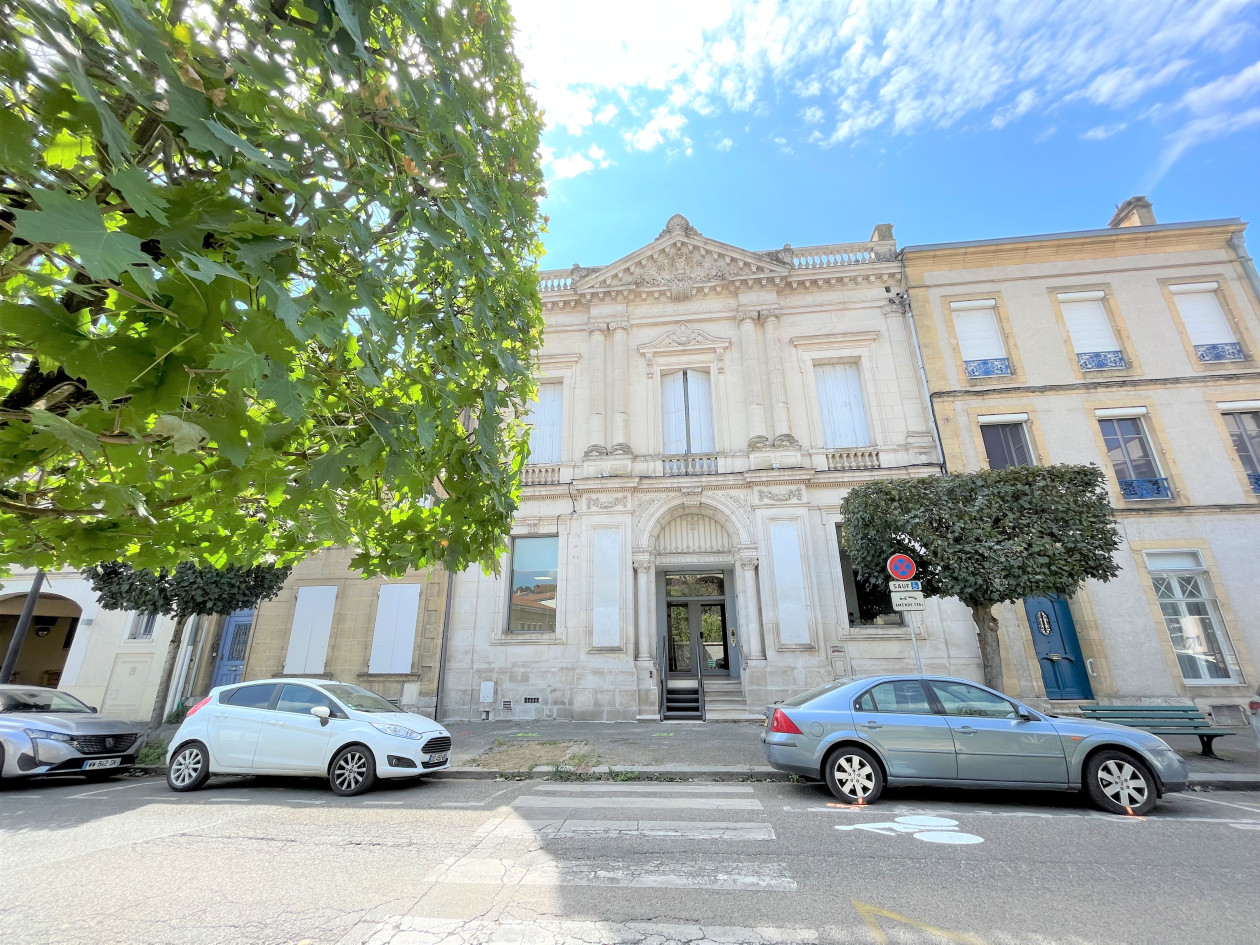 AGEN CENTRE - LOCATION LOCAL PROFESSIONNEL RÉNOVÉ CLIMATISÉ 111 M²