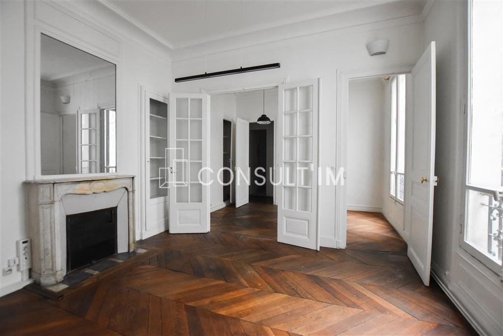 A louer belle surface de bureaux avec parquet, moulures et cheminées
