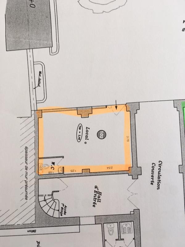Bureaux atypiques sur cour pavée et partiellement arborée