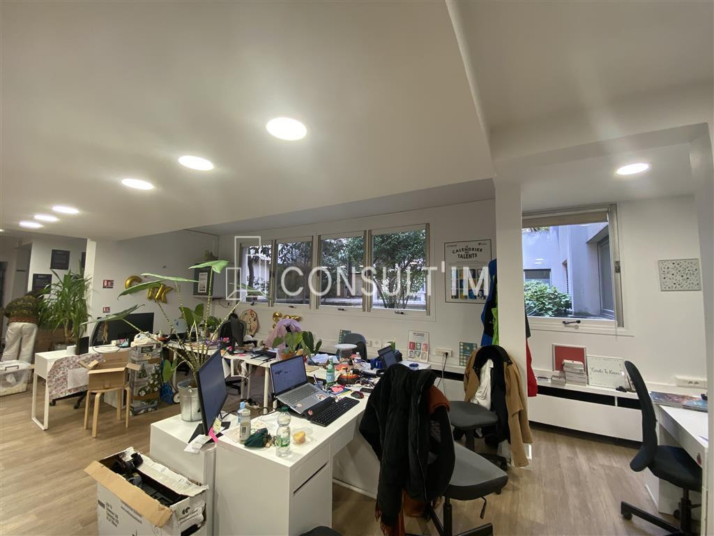 Bureaux en RDC sur cour à louer dans un immeuble récent