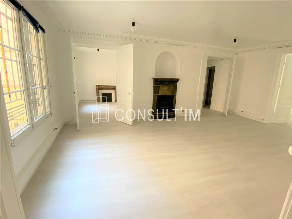 Dans le 10ème arrondissement, bureaux à louer de 122 m² au RDC avec terrasse