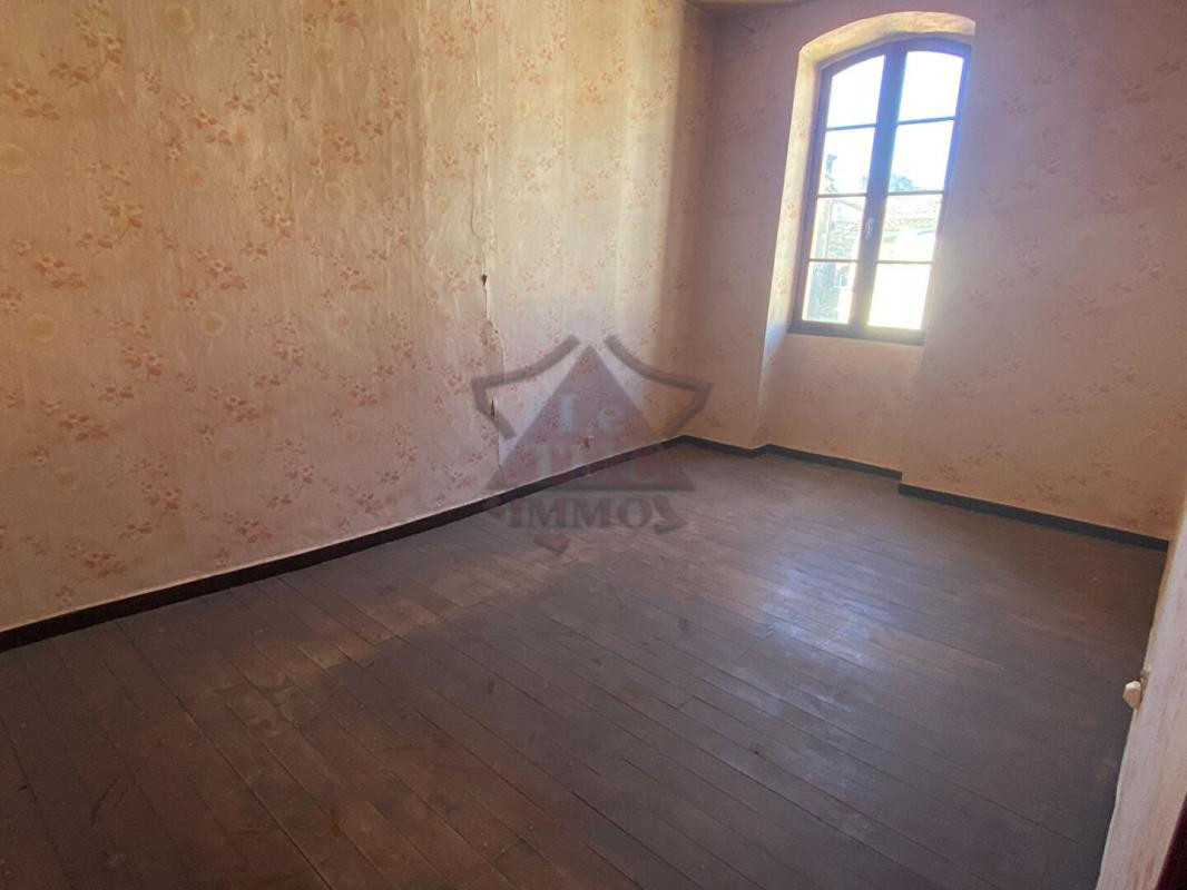 IMMEUBLE AVEC DEUX APPARTEMENTS ET GARAGE A RENOVER
