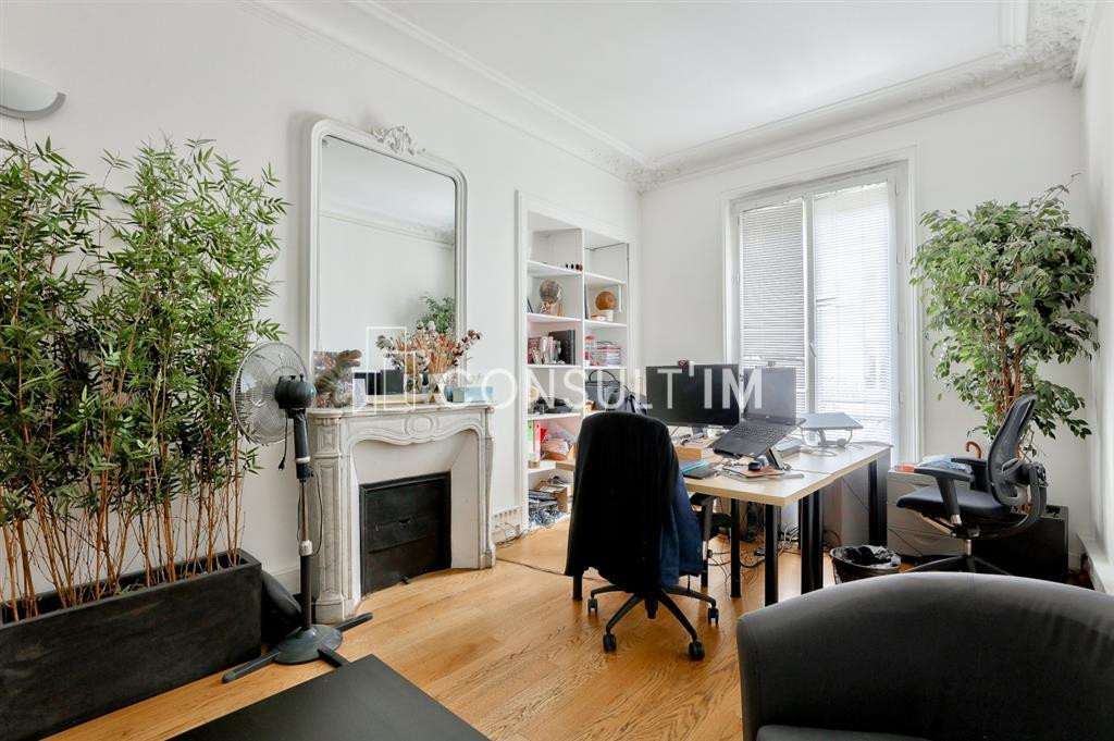 A deux pas de la Place de l'Opéra, bureaux avec moulures et cheminées
