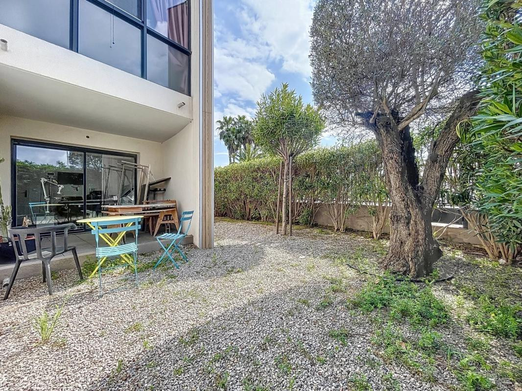 Magnifique local professionnel avec jardin, terrasse et parking