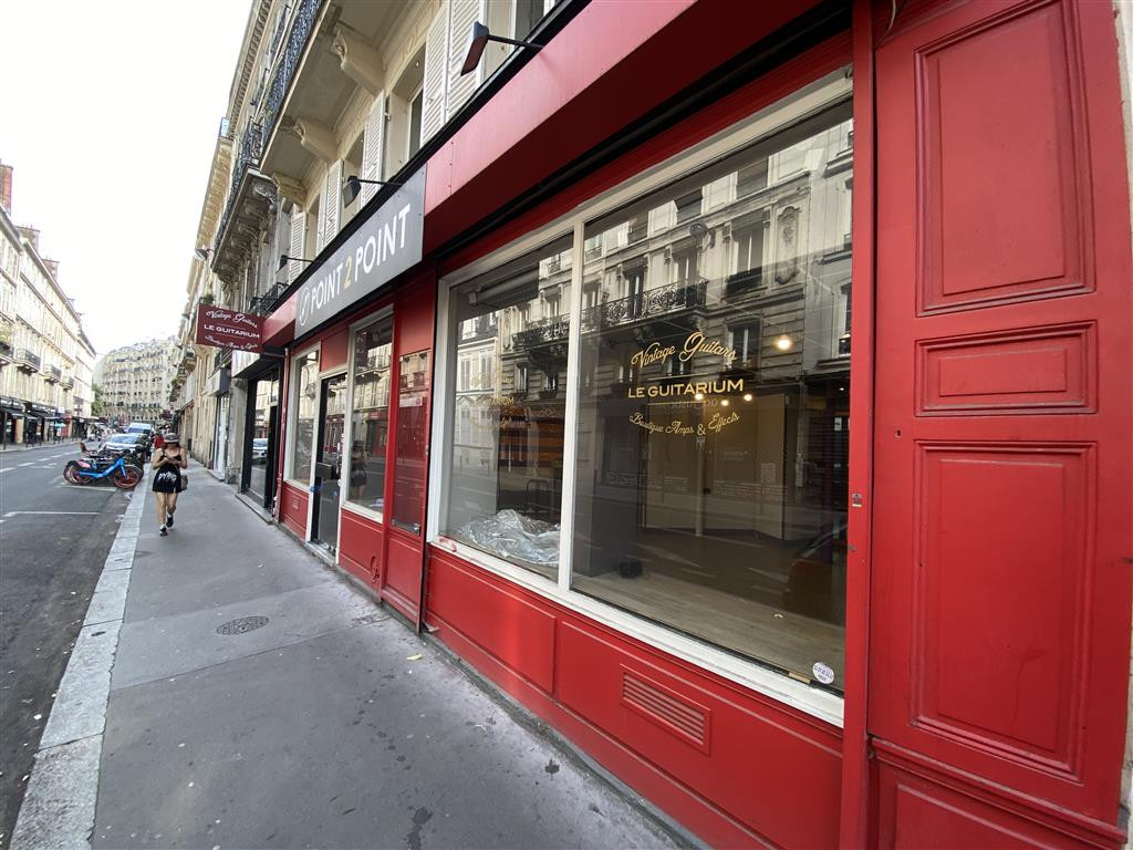 Local commercial avec une belle vitrine d'environ 8m