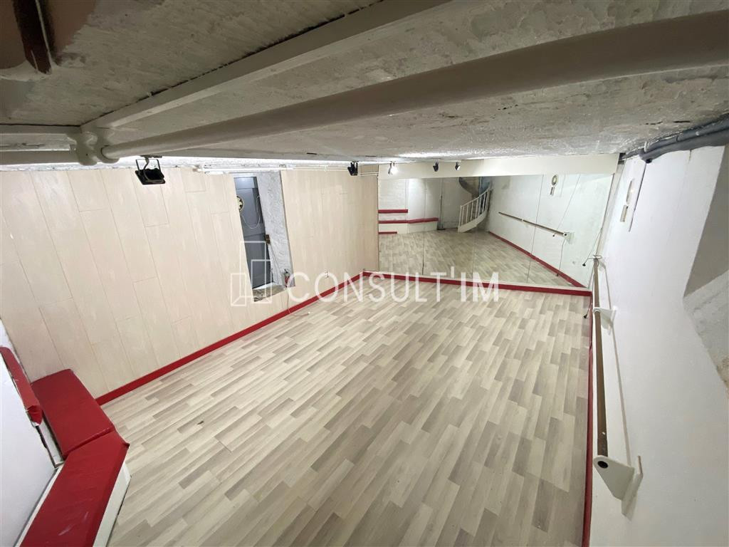 Dans le 16eme arrondissement, bureaux en rez-de-chaussée à louer
