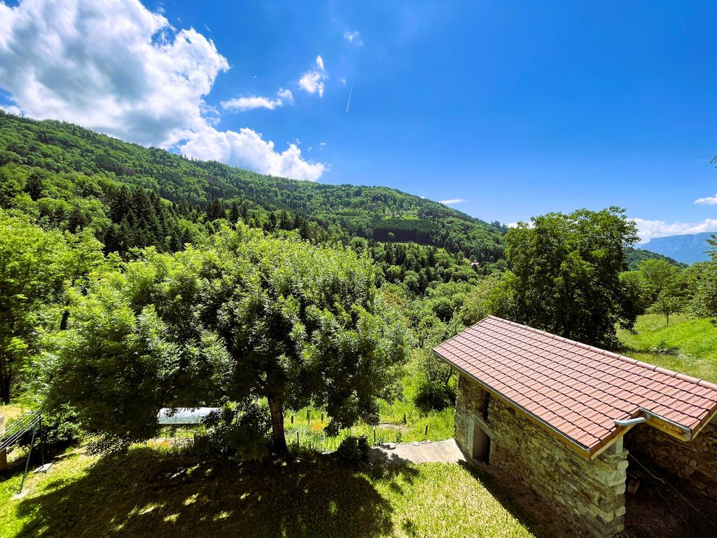Propriété composée de 4 appartements + Terrain + Garage