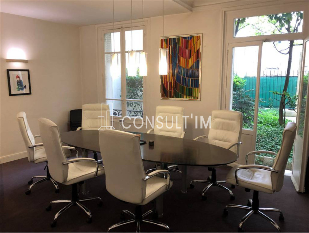 A proximité du Palais de Justice,  à louer locaux professionnels avec parquet et moulures