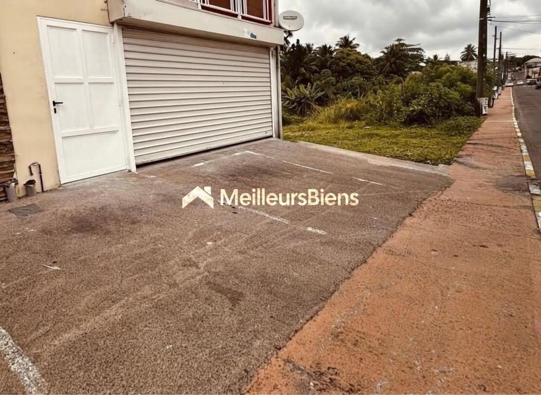 A LOUER GRAND LOCAL DE 106 M² RDC DANS IMMEUBLE AU LAMENTIN