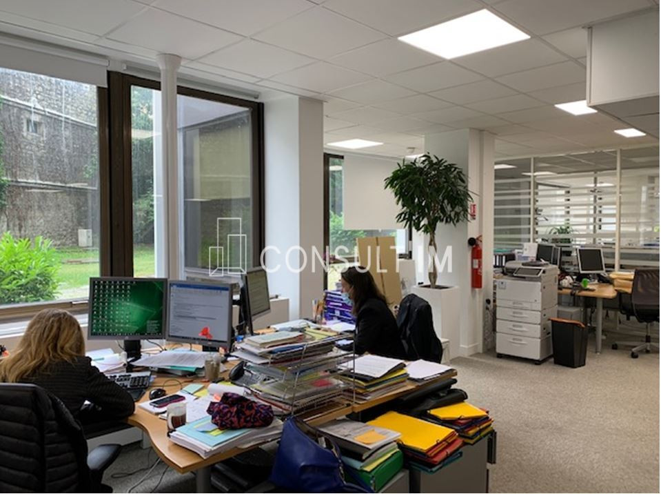 Dans un complexe immobilier de bureaux au pied de l'A13 et du Pt de St Cloud