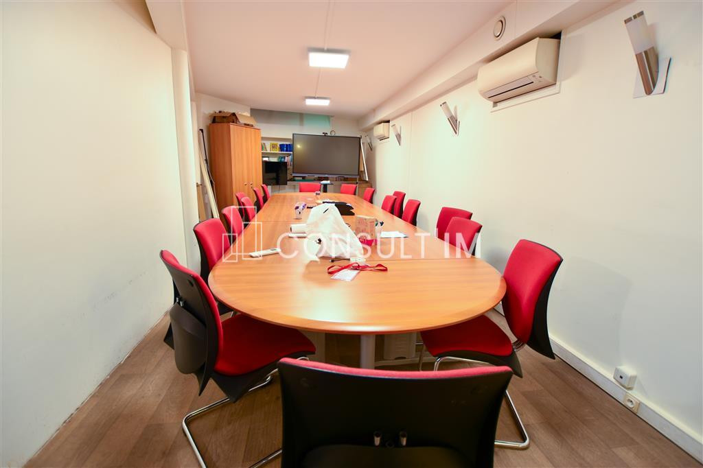 Boutique climatisée à usage de bureaux sur deux niveaux