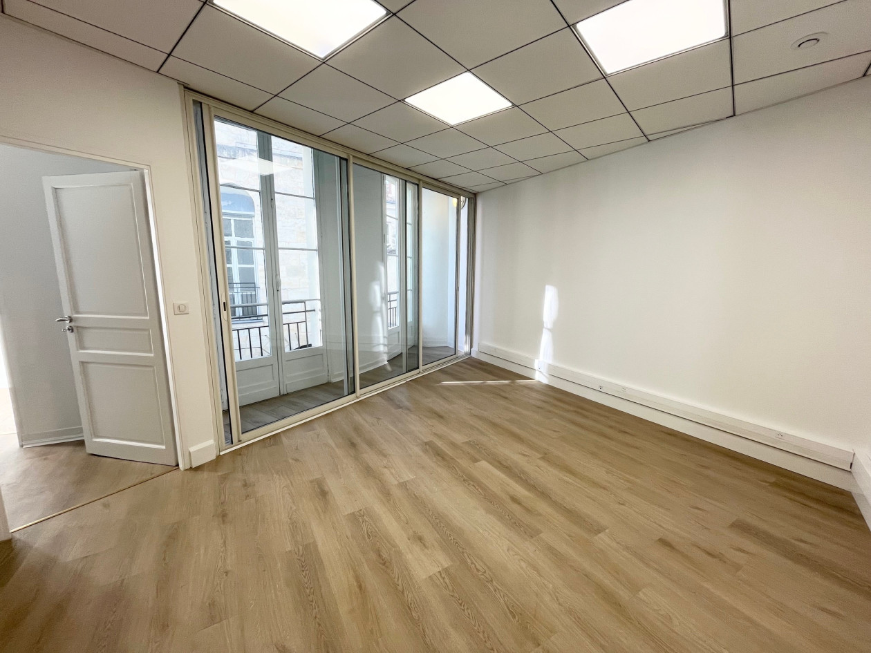 BORDEAUX CENTRE LOCATION BUREAUX RÉNOVÉS 265 M² AVEC EXTÉRIEUR