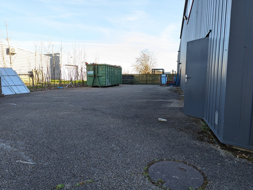 LOCAL CENORD 300 m² avec QUAIS PL + BUREAUX + PARKING 10 PL