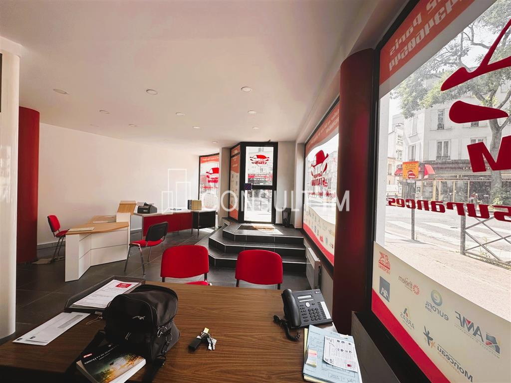 Boutique d'angle lumineuse avec beau linéaire de vitrine et très bel espace de vente
