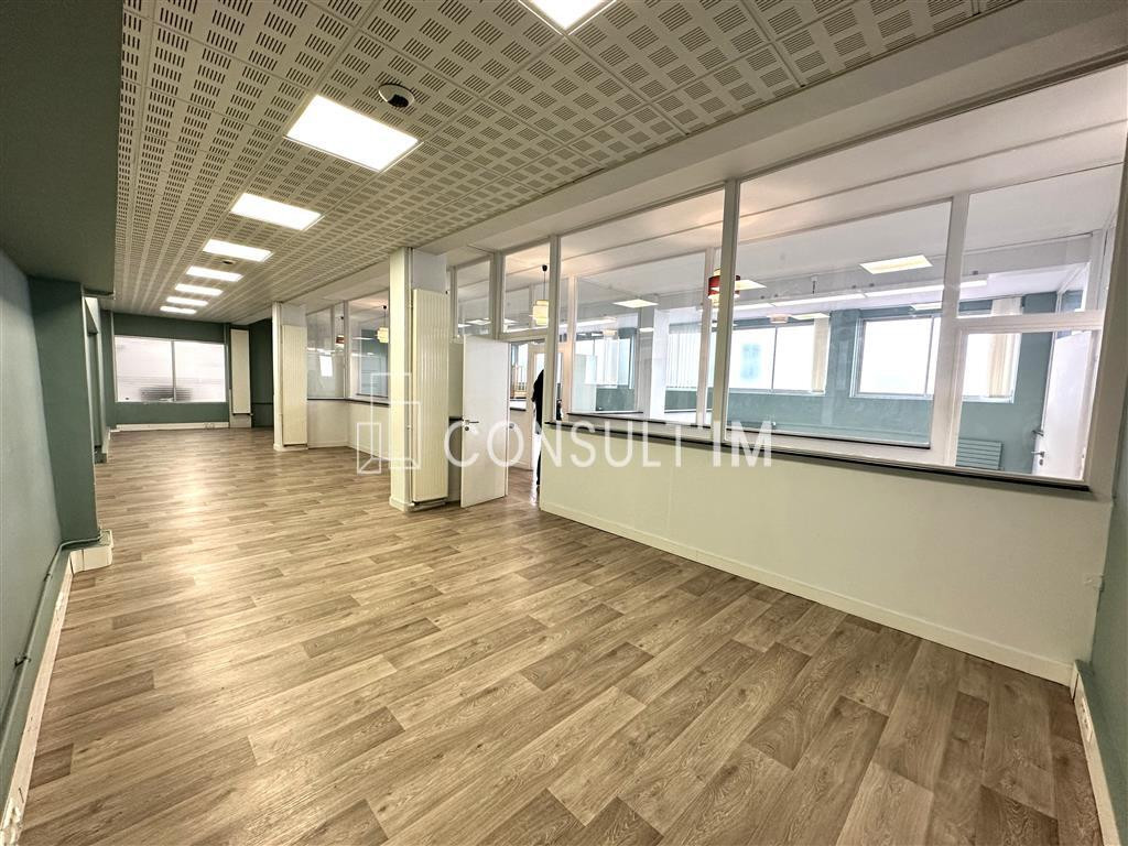A louer bureaux atypique avec belle hauteur sous plafond