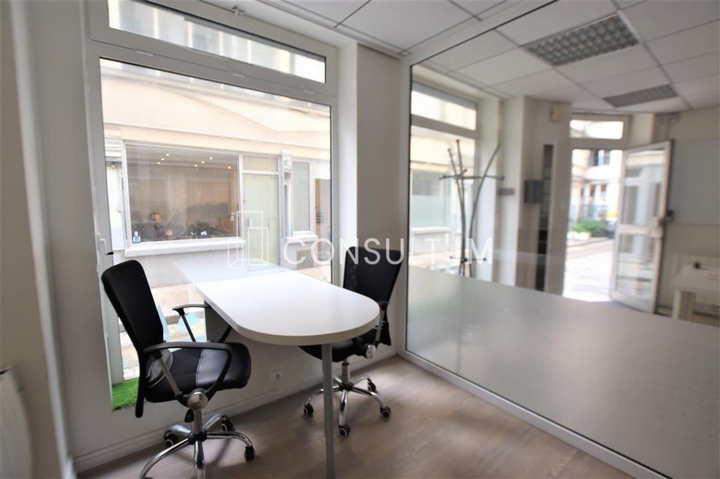 Bureaux en RDC donnant sur cour pavée