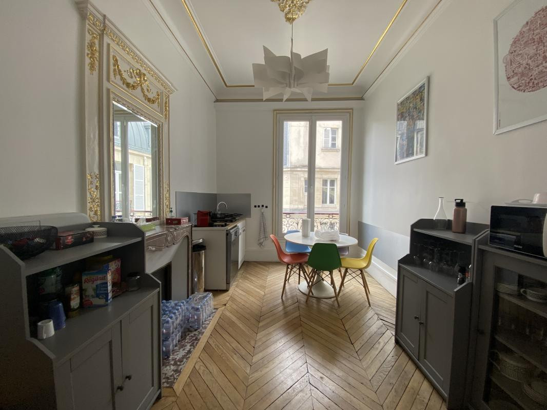 Rue de Penthièvre, bureaux haussmannien avec balcon filant