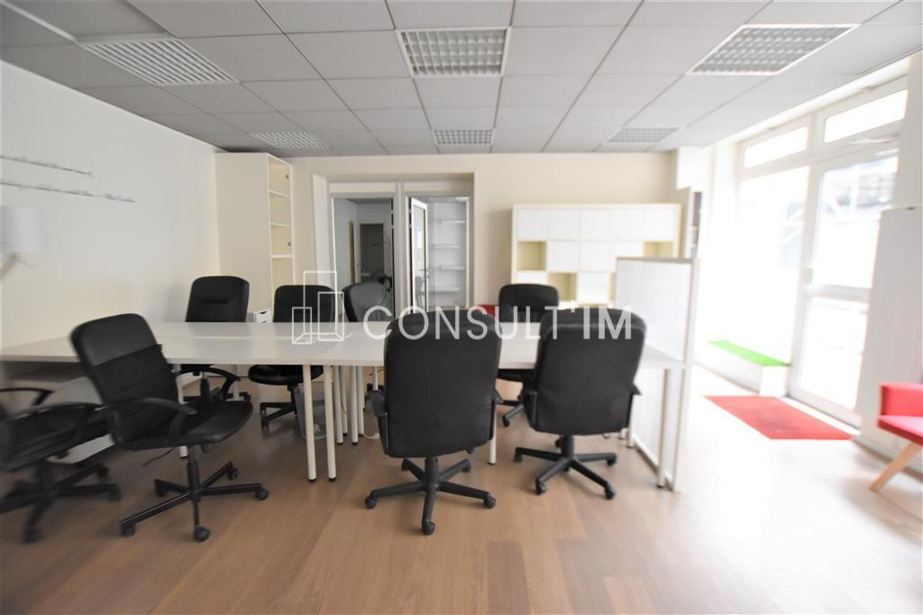 Bureaux en RDC donnant sur cour pavée
