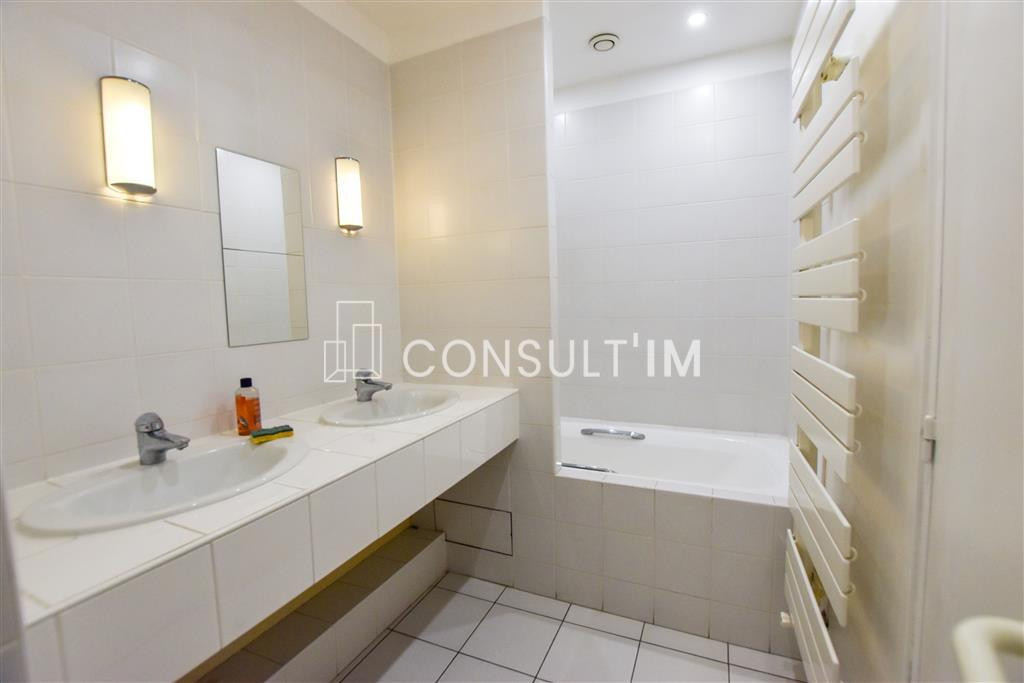 Bureaux à louer en duplex donnant sur une petite cour