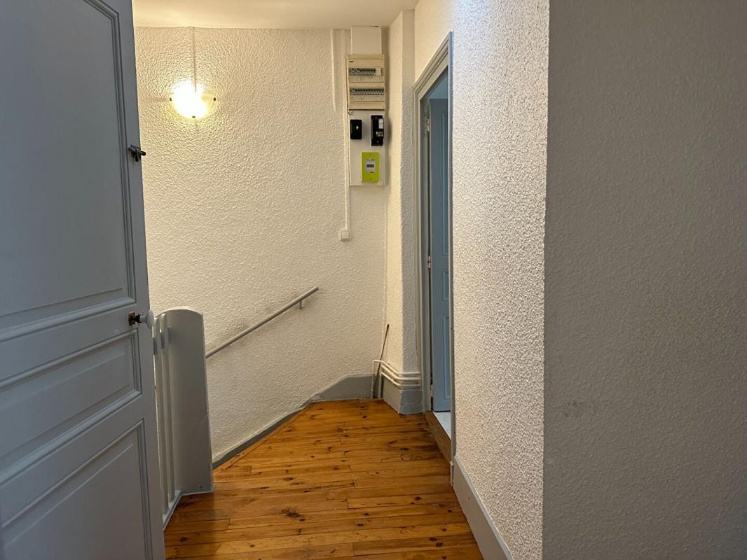 Chamalieres centre Immeuble de 2 lots T2 et T3 duplex 121 m2, cave et sous cave 292000 FAI
