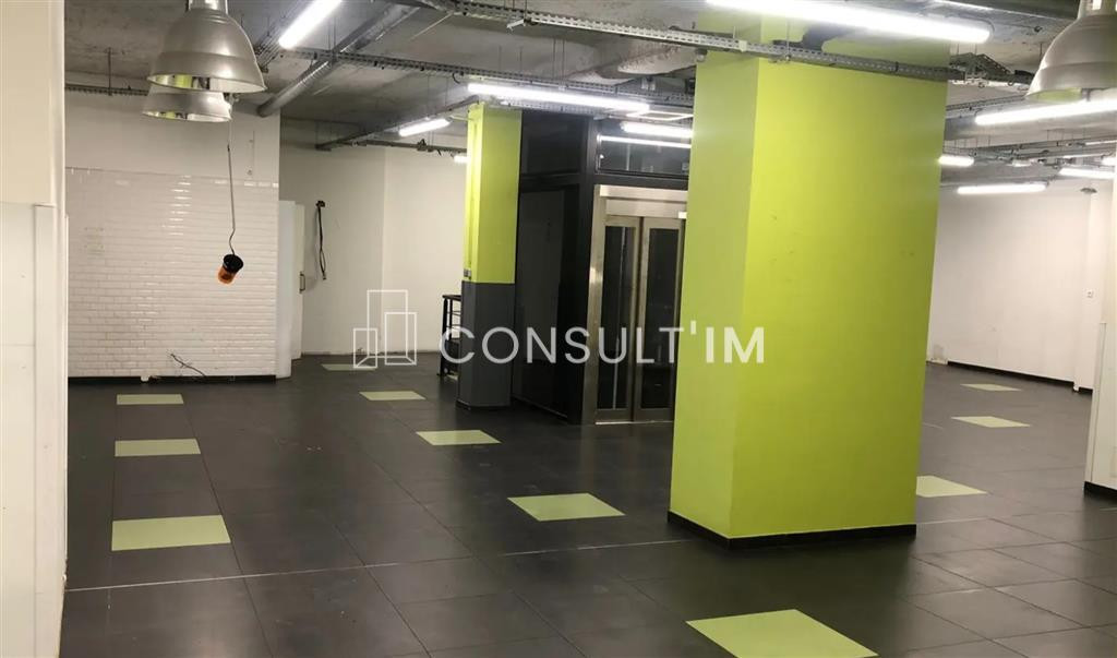 Au pied du métro Dupleix, boutique de 327 m²