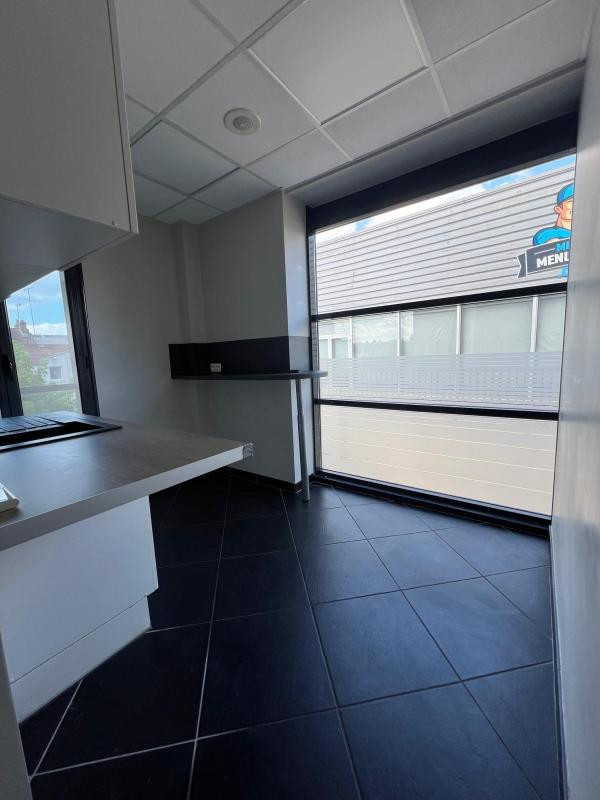BUREAUX COMMERCIAUX 60 M²  EN PARFAIT ETAT SUR RN20