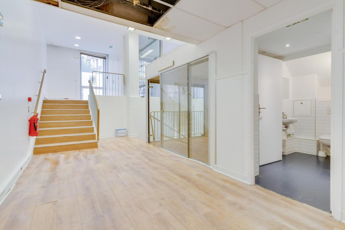 A vendre Local commercial idéalement situé , Paris 9 refait à neuf