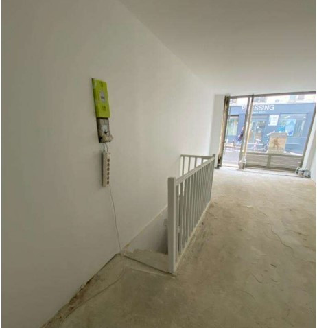 A proximité du métro Saint-Georges, à louer une boutique de 72 m² totalement curée