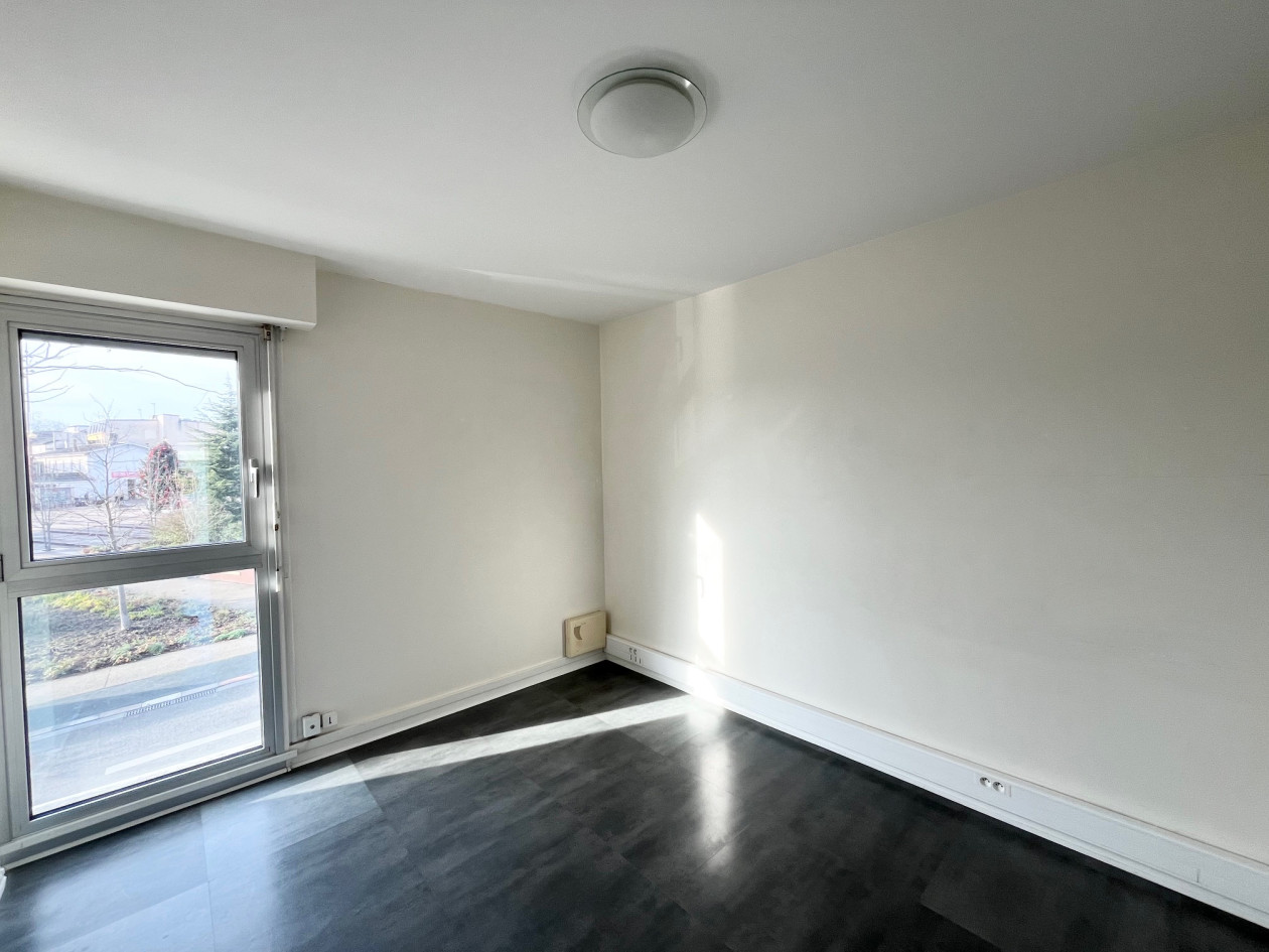 GRADIGNAN CENTRE DANS PÔLE DE SANTÉ LOCAL PROFESSIONNEL CLIMATISÉ 98 M² AVEC TERRASSE