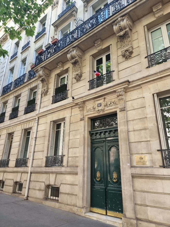 LOCAUX PROFESSIONNELS A LOUER PARIS 75008