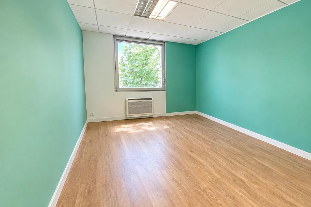 Locaux à louer divisibles par bureau. Accès PMR et ERP 5 spécialisés pour des professions médicales. Location au bureau. Plateau entièrement cloisonné jusqu'à 11 bureaux avec leur point d'eau privatif