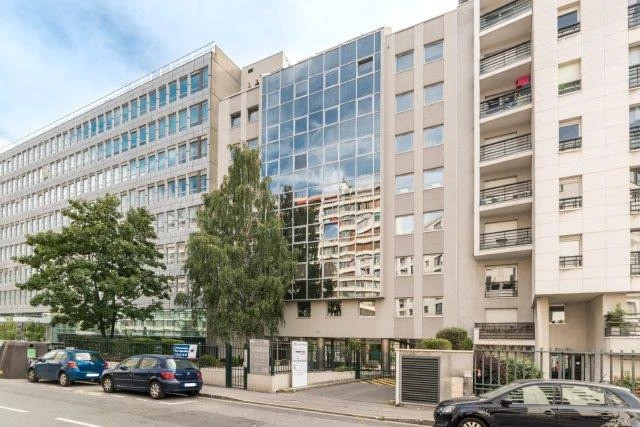 Locaux à louer divisibles par bureau. Accès PMR et ERP 5 spécialisés pour des professions médicales. Location au bureau. Plateau entièrement cloisonné jusqu'à 11 bureaux avec leur point d'eau privatif
