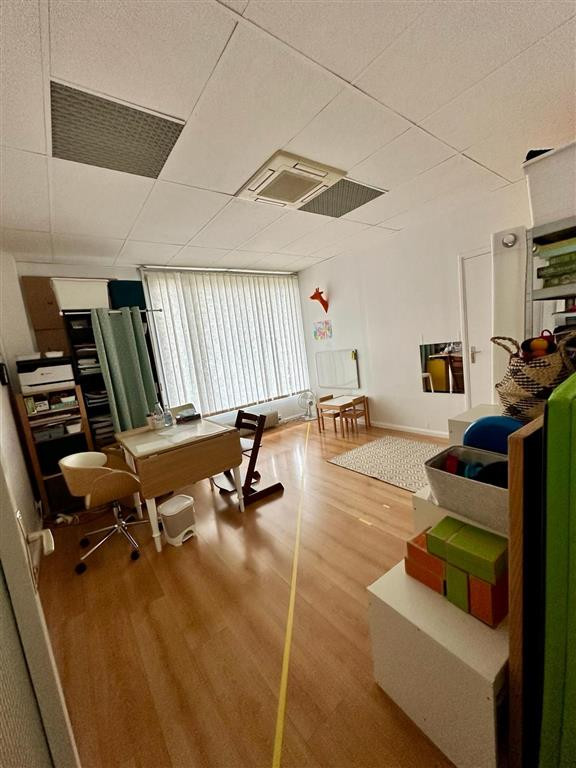 Belle surface A VENDRE  de plain -pied dans un immeuble en pierre agrafée, en excellent état au RDC