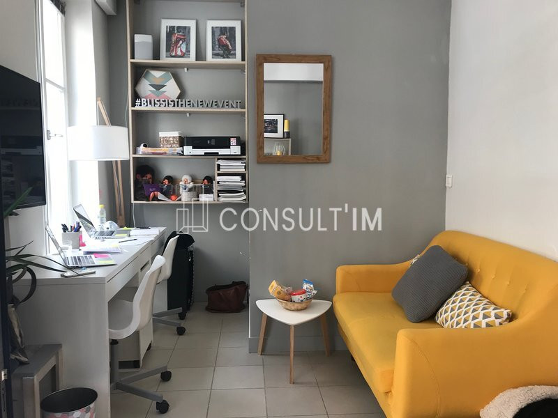 Bureaux en très bon état avec vitrine type atelier