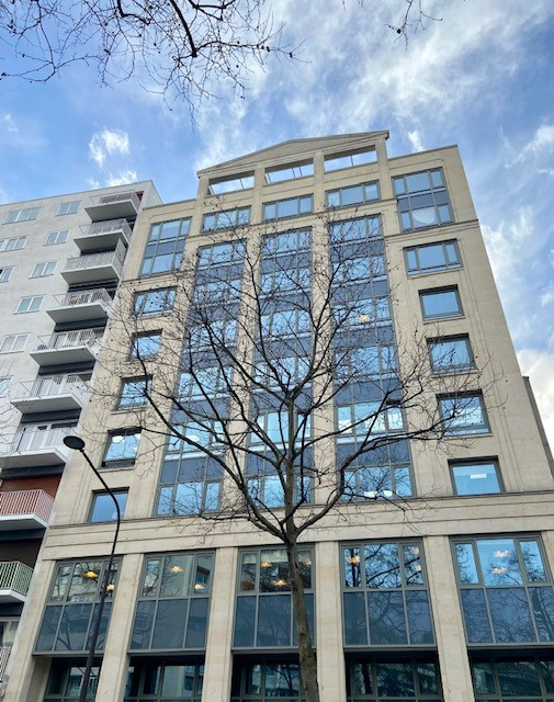 Au métro Exelmans, 277m² de bureaux en rez-de-chaussée donnant sur rue en location