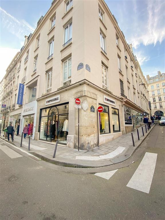 Boutique d'angle avec beau linéaire de vitrine